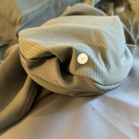 Rare reversible lululemon studio hoodie, size 10. - Picture 3 of 4